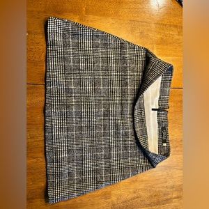 Houndstooth skater skirt soft with lining.